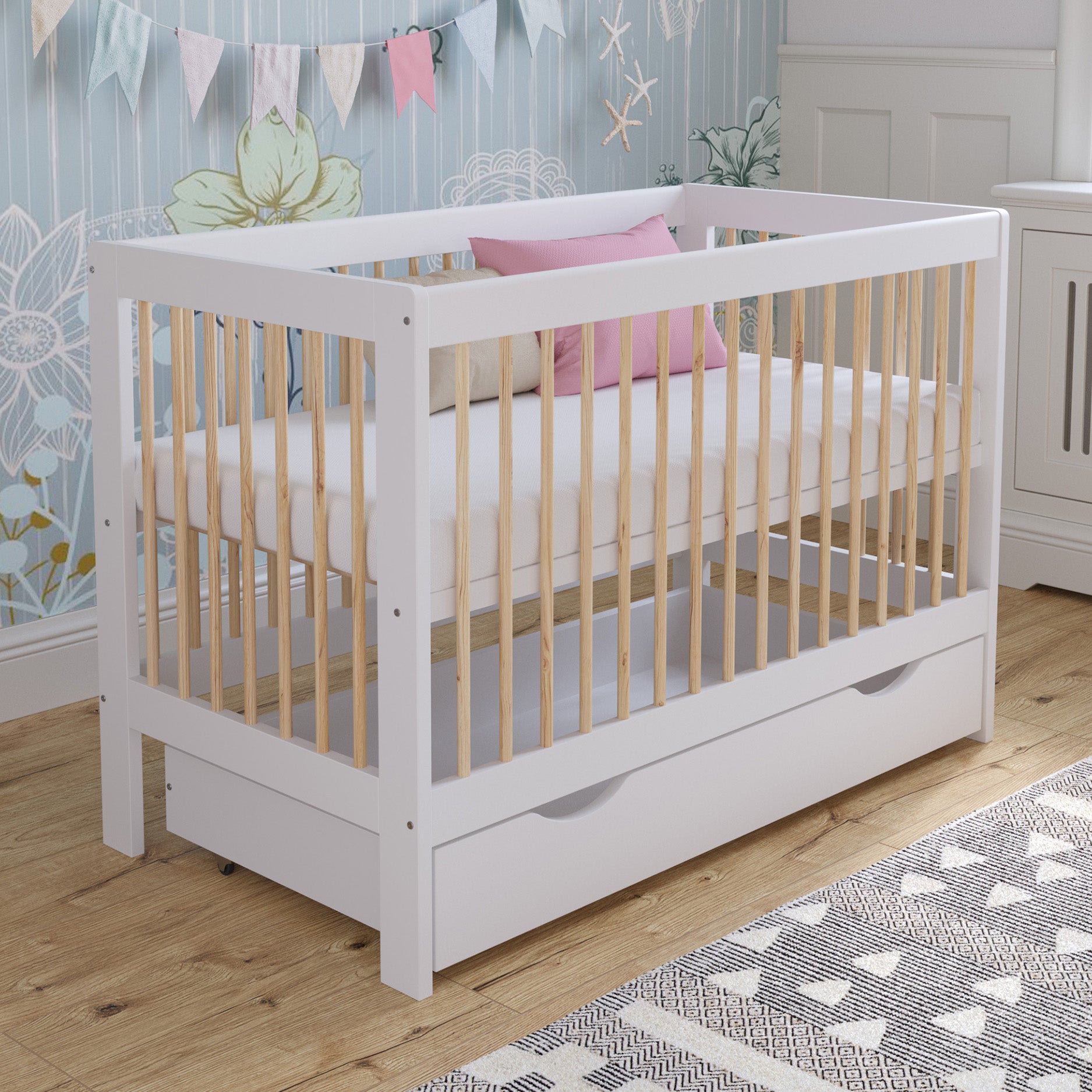 Lit bébé Love For Sleep en pin blanc LUCA Lit bébé 120x60cm avec tiroir