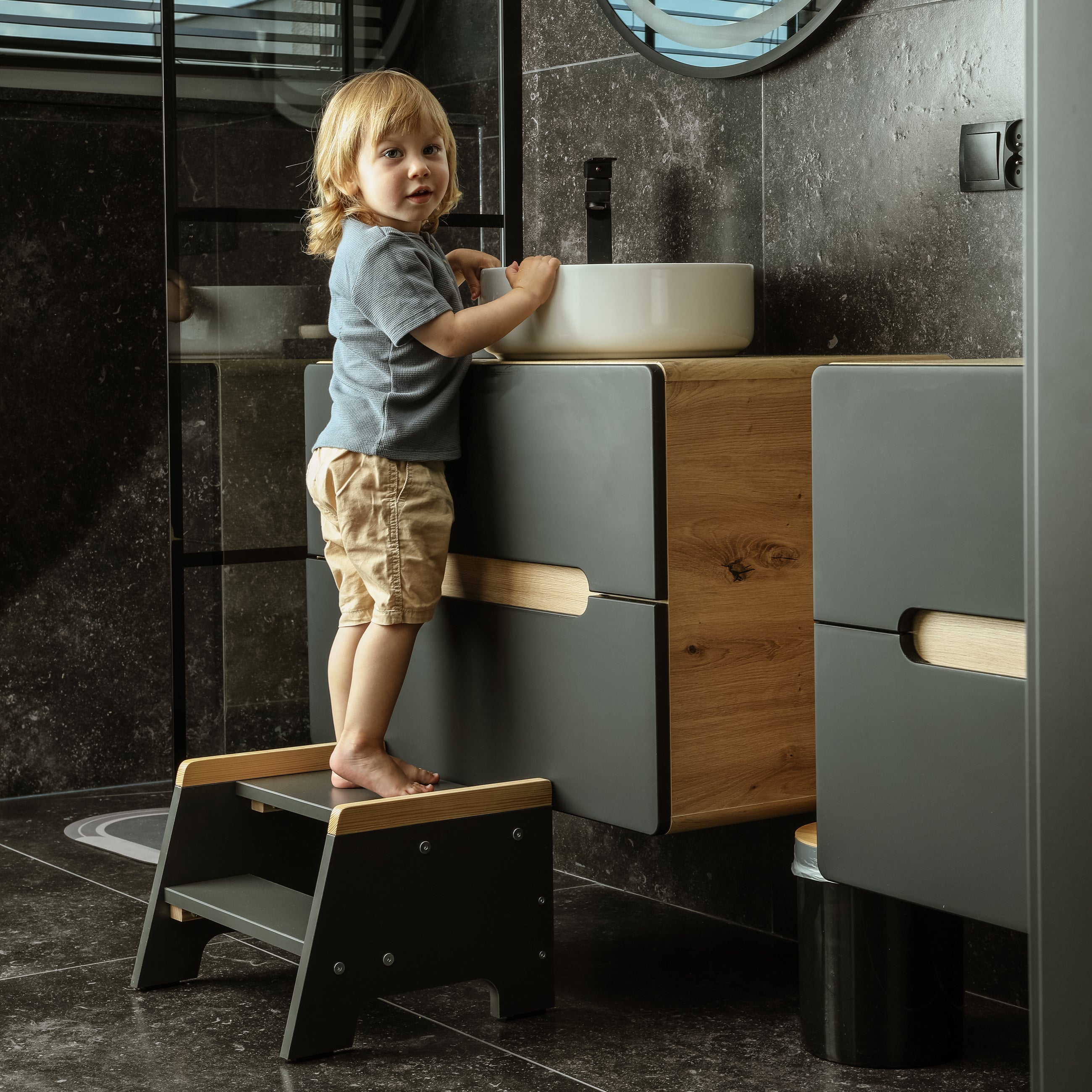 Love For Sleep baby Kitchen Helper Escabeau Montessori en pin anthracite – Escabeau réglable en bois pour tout-petit | Étape Nordique