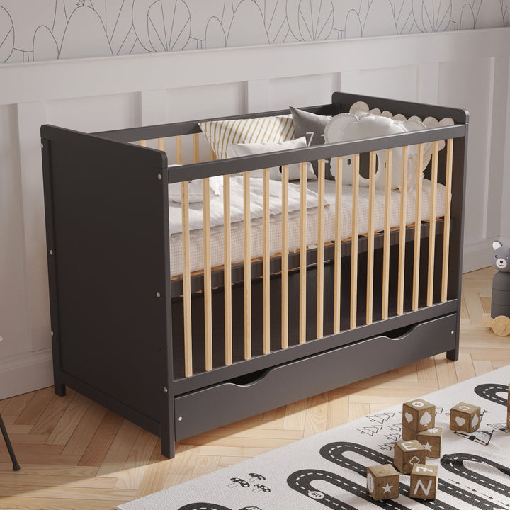 Lit bébé Love For Sleep Lit bébé TOKYO en pin anthracite 120x60cm avec tiroir
